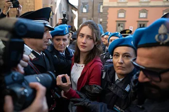 執拗な尋問で“自白強要”され人生破滅…「胸糞悪い」実際の殺人事件を描く“真実の物語”に震撼＜アマンダ ねじれた真実＞