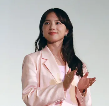 清原果耶&坂井真紀、笑顔素敵な美人親子の仲良しオフショットに「かわいい」の声＜初恋DOGs＞