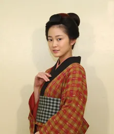 吉本実憂「大江戸ロボコン」で、岸優太をビシバシたたく“江戸っ子娘”に