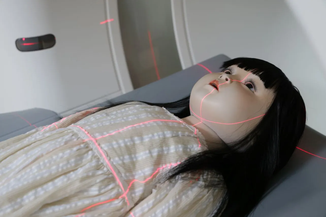 検査を受ける人形