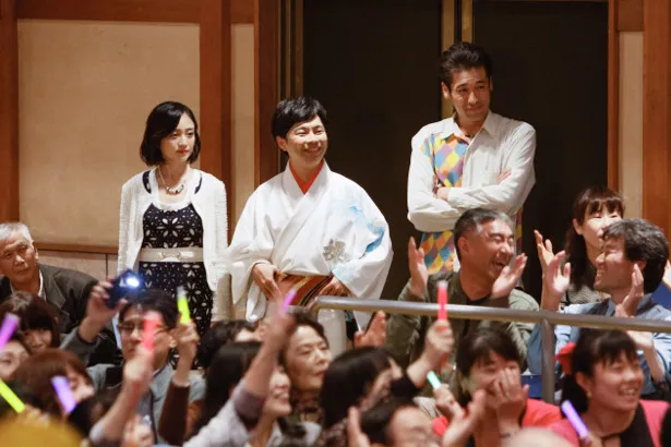 【写真を見る】豪華な共演者に囲まれる浜野謙太の気持ちとは？