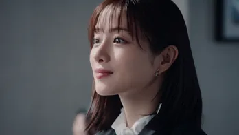 石原さとみが私生活での成長を告白「ノールックでお弁当作りができるようになった」 8,000本の花に囲まれる新テレビCM公開