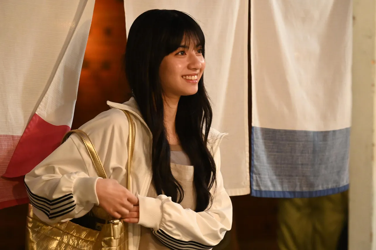 輝元(中村海人)に悩み相談しに来たエリナ(向井怜衣)