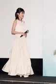 【写真】福本莉子、ホワイトのワンピースで登場