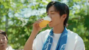 Snow Man目黒蓮、「晴れ風」新CMで“ヘルメット&長靴姿”でホップ収穫を初体験「飲み方が変わる気がします」