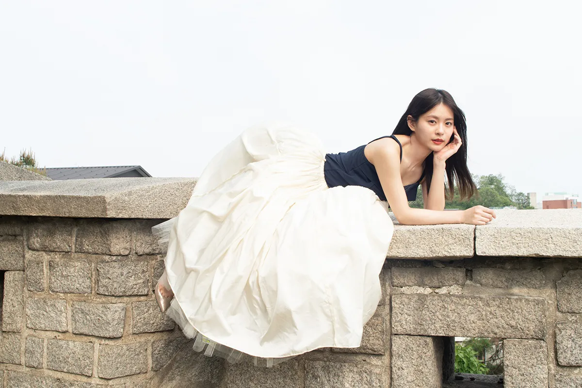 永瀬莉子1st写真集「glimmers」(宝島社)より