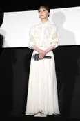 真っ白なワンピースで登壇した芦田愛菜
