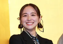 堀田真由、ピースをしながら向ける優しい笑顔に「とてもすてきな珠々先生」の声<僕達はまだその星の校則を知らない>