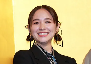 堀田真由、ピースをしながら向ける優しい笑顔に「とてもすてきな珠々先生」の声＜僕達はまだその星の校則を知らない＞