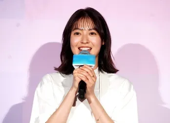 田辺桃子、撮影の合間にぬいぐるみとツーショット「桃子ちゃんかわいい~」と反響<海老だって鯛が釣りたい>