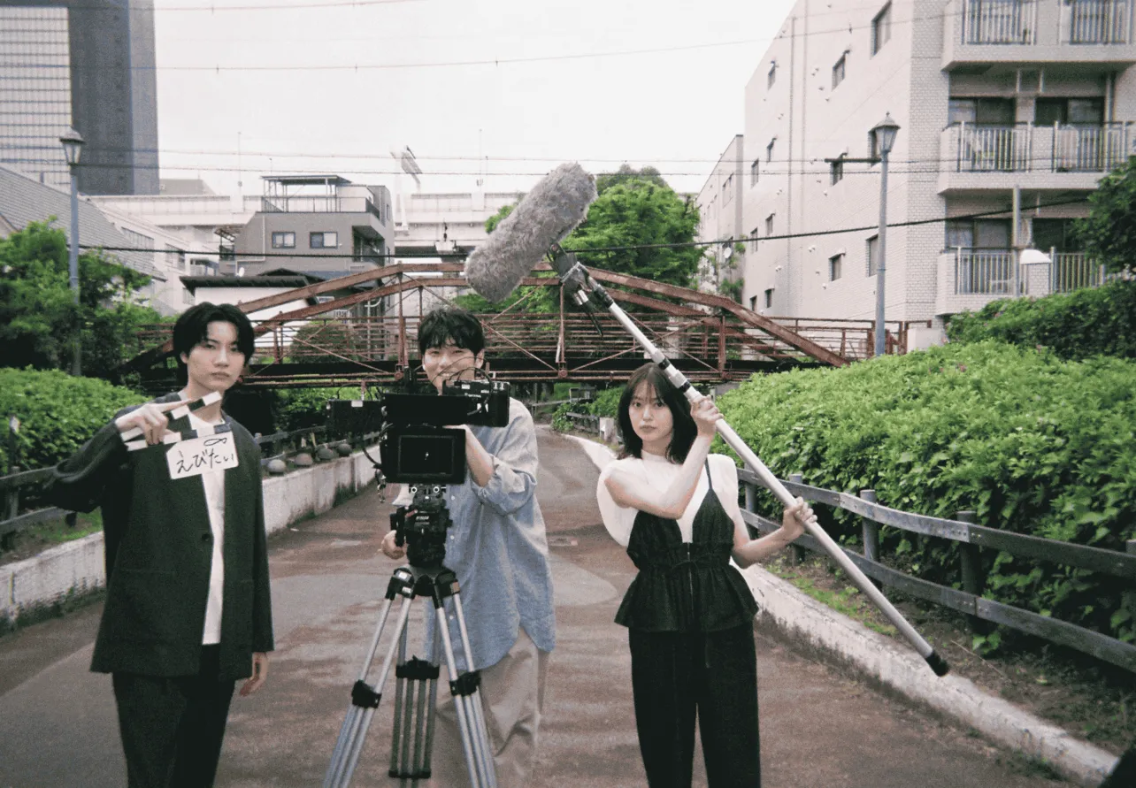 【写真】田辺桃子＆中川大輔＆桜田通、スタッフにふんしたオフショット