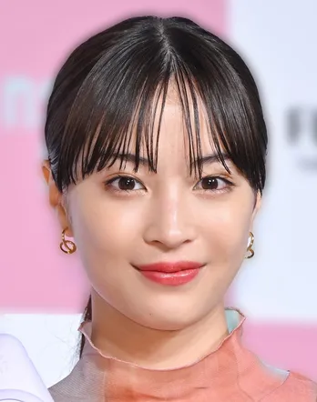 広瀬すず、青のマフラーがかわいい笑顔のオフショットに「すずちゃんの千早は最高」の声＜ちはやふる−めぐり−＞