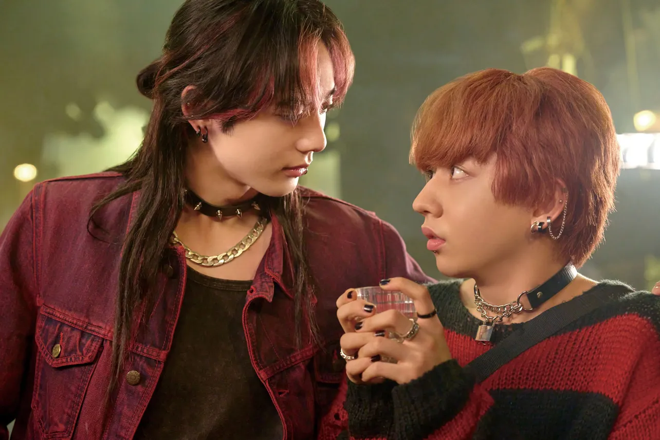 【写真】アイ(藤林泰也)に顔をのぞき込まれて驚きの表情を浮かべる純浦千明(長野凌大)