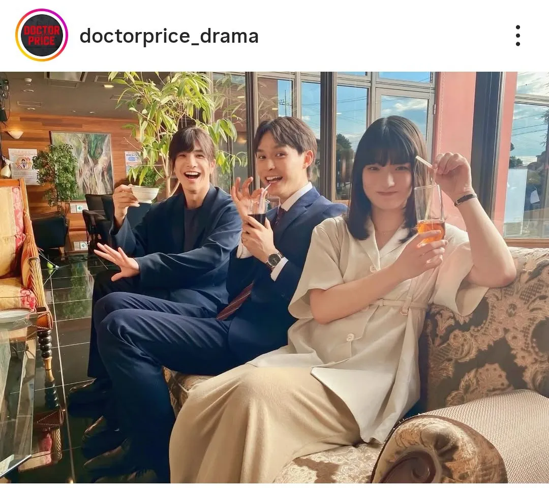 【写真】役柄にのっとりそれぞれ違う飲み物をたしなむ岩田剛典&蒔田彩珠&兵頭功海のオフショット
