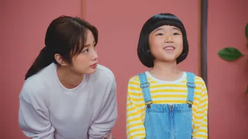 上戸彩出演の新CMで永野柚乃がお父さんの会計姿を前に“あきれ顔”を披露