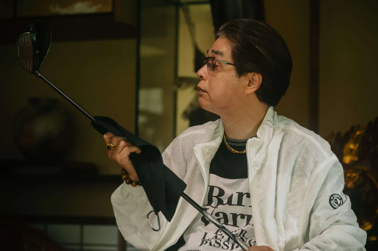 【写真】ゴルフクラブのシャフトを磨く不動龍星(立川志らく)