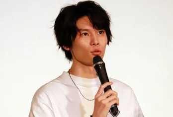 萩原利久、真顔で“パワー”のポーズを決めるオフショットに「犬にしか見えない(笑)」の声＜初恋DOGs＞