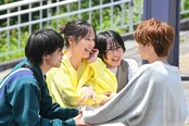 【写真】北くん(岩瀬洋志)を取り合う南(本田翼)、東子(志田未来)、西野(増子敦貴)