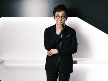 古舘伊知郎と友近の進行で昭和の名曲を堪能「昭和100年スーパーソングブックショウ」開催