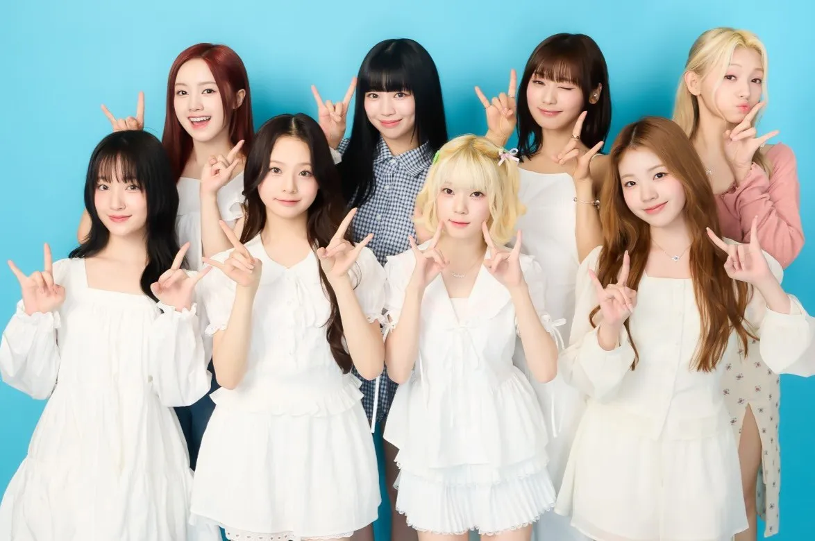 (上段左から)エリシア、ナナ、ヒョンジュ、ゼリー (下段左から)パン・ユナ、ソウォン、コトコ、オ・ユナ