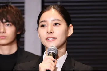 新木優子の“女子高生”オフショットに「制服姿かわいすぎ」「もしかしてすっぴん?」と反響<DOPE>