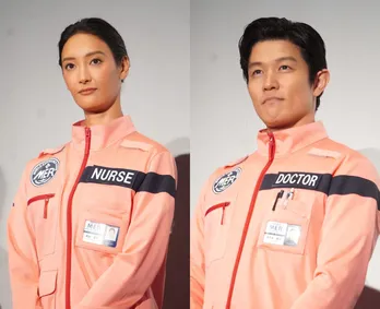 鈴木亮平＆菜々緒、海をバックに敬礼するかっこいいオフショットに「名コンビ！」の声＜TOKYO MER＞