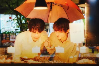 Snow Man向井康二“カイ”と森崎ウィン“ソウタ”が“相合傘デート” 「(LOVE SONG)」新場面写真解禁