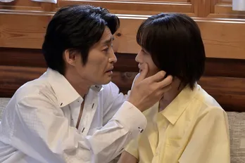 松本まりか“真夏”、安田顕“時夢”と落ち合い再び禁断の愛に溺れていく「溶けてもいいですか」＜奪い愛、真夏＞