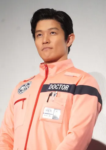 鈴木亮平、サングラス姿で船に揺られるオフショットに「青い海と空が格別に似合う」の声＜TOKYO MER＞