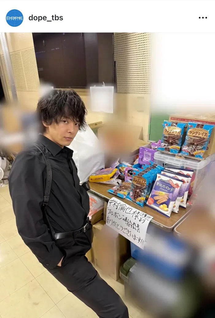 【写真】“ルマンド王子”の中村倫也、現場に大量のお菓子を差し入れ