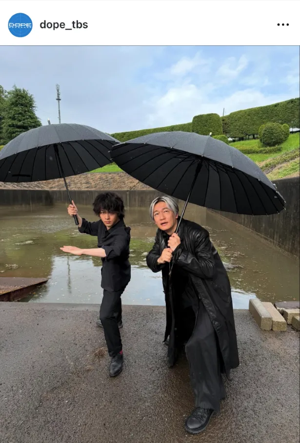 中村倫也＆井浦新、“脱獄シーン”のオフショットでお茶目なポージング「本編のとのギャップがすごい(笑)」の声