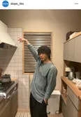 中村倫也、部屋着×キッチンのオフショット