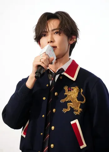 NOAの指にちょこんと手を置くワンちゃん…愛おしすぎる見つめ合いオフショットに「癒されます」の声＜初恋DOGs＞