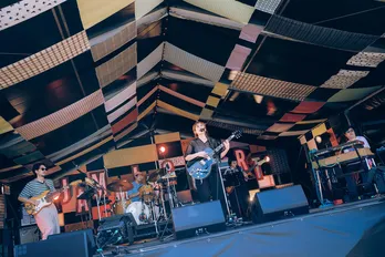 柴田聡子、バンドセットならではの多彩なサウンドで観客を魅了 衝撃のDUBミックスも披露<SWEET LOVE SHOWER 2025>