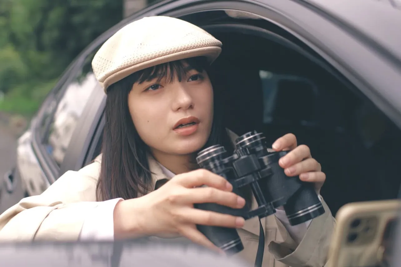 【写真】刑事ドラマ風に張り込みをする夜長(蒔田彩珠)