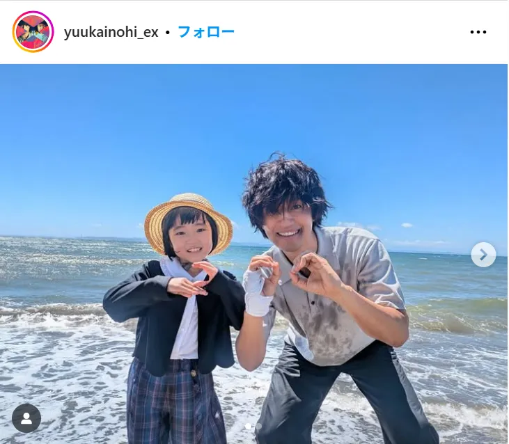 斎藤工＆永尾柚乃が海辺でポーズを取ったツーショットを披露