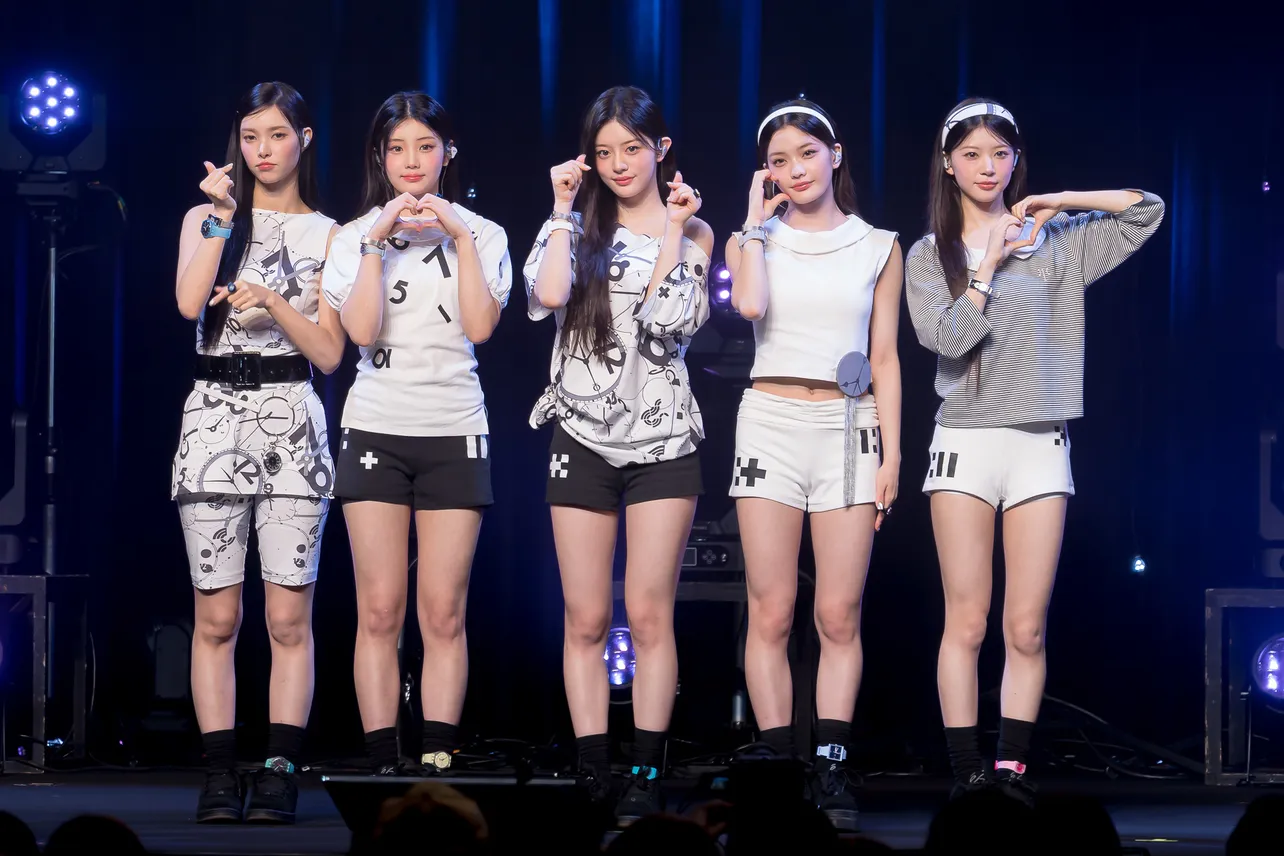 ILLITが「時よ止まれ」発売記念ショーケースを開催