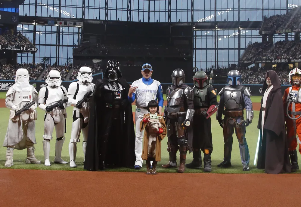 ルーカスフィルム公認ファンコスチューム団体や新庄剛志監督と記念撮影を行う永尾柚乃