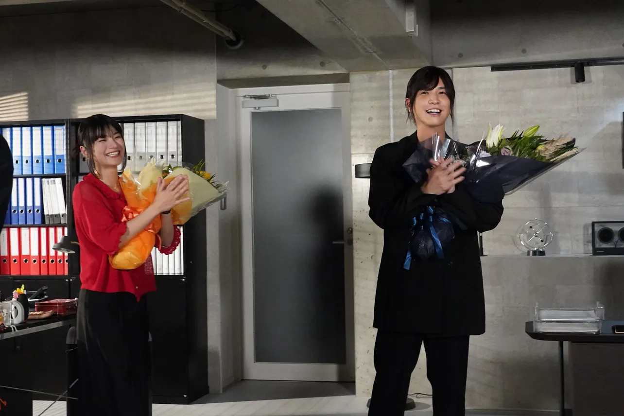 岩田剛典&蒔田彩珠が「DOCTOR PRICE」クランクアップ