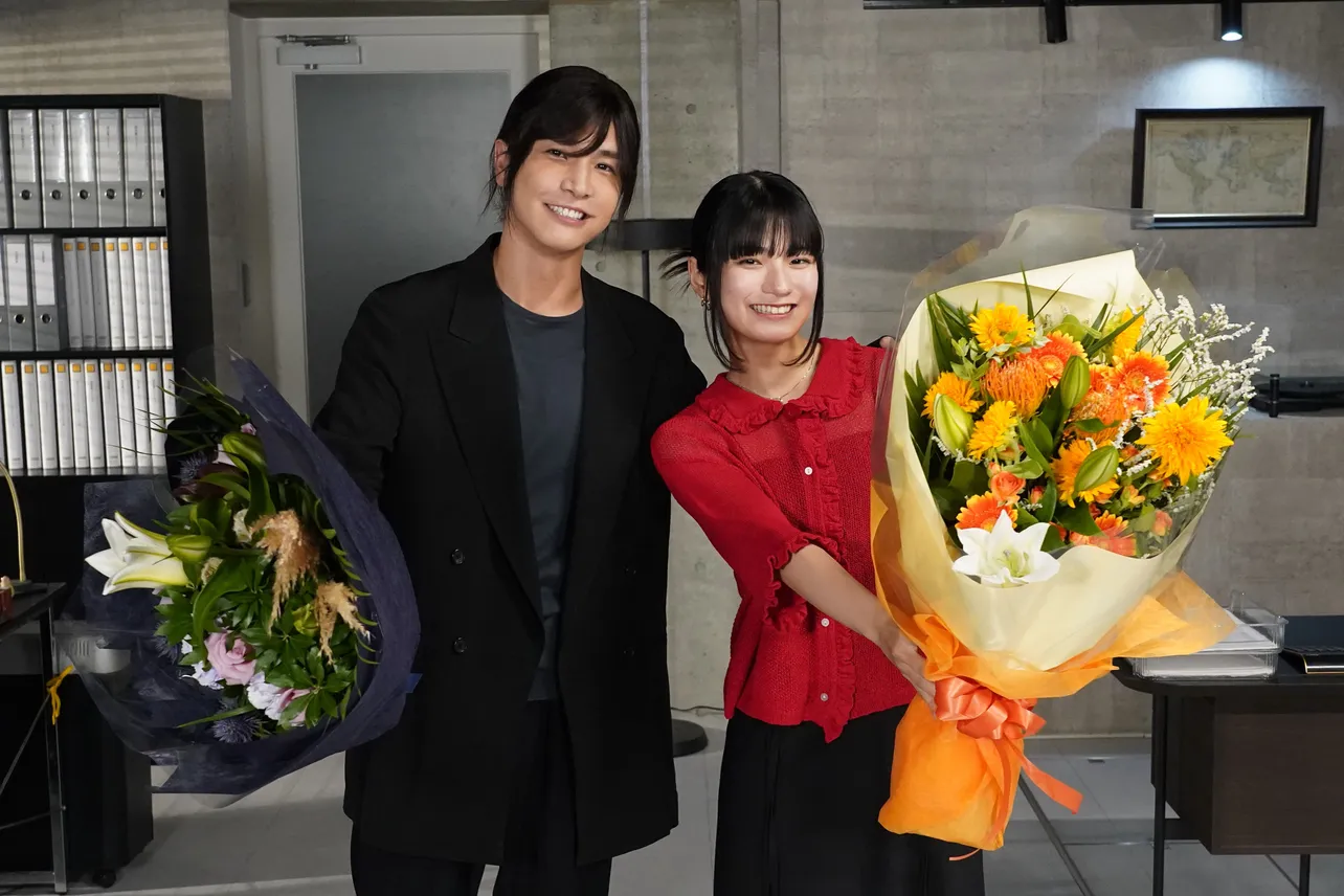 「DOCTOR PRICE」の岩田剛典&蒔田彩珠がクランクアップ