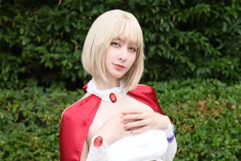 純白ドレスの「ダンジョン飯」“ファリン”コスプレイヤー「ドレスの裾にあしらった羽にこだわり」＜ワンフェス2025[夏]＞