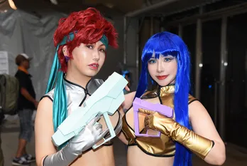 「ダーティペア」ケイ＆ユリに扮するコスプレイヤー「お尻を中心にトレーニングに励みました」＜ワンフェス2025[夏]＞