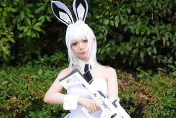 純白バニースーツの「勝利の女神：NIKKE」コスプレ「スタイルと髪のボリュームの再現にこだわり」＜ワンフェス2025[夏]＞