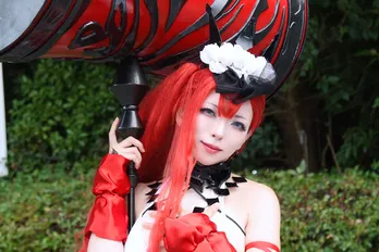 巨大ハンマー＆水着で見せる「FGO」コスプレイヤー「武器は実物大での再現にこだわりました」＜ワンフェス2025[夏]＞