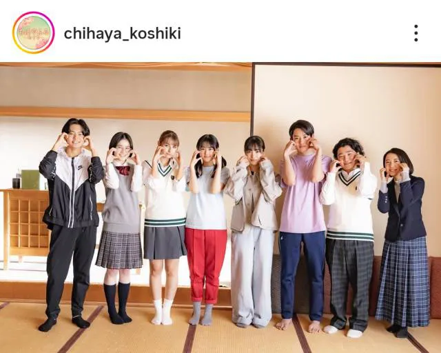 かわいらしくルダハートポーズをとる「ちはやふる-めぐり-」キャスト陣