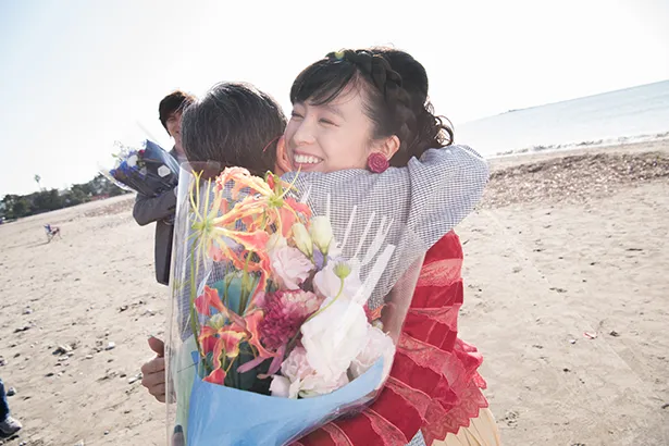 星田良子監督と抱き合う清野菜名