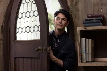 妻夫木聡「泣きそうになる瞬間が2回くらいあった」 サッポロ黒ラベル「大人エレベーター」新CMで小説家・川上未映子氏と初共演