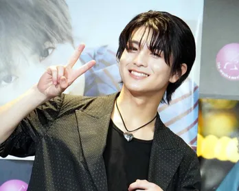 “国宝ポーズ”をする柏木悠と入山杏奈のツーショに「さすが国宝級イケメン！」「尊い姉弟」と反響＜放送局占拠＞