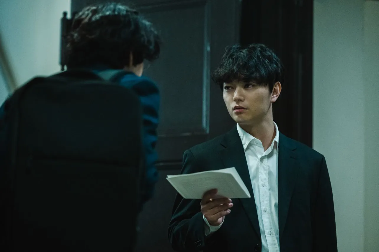 謎の男の過去を調べる刑事・等々力(染谷将太)