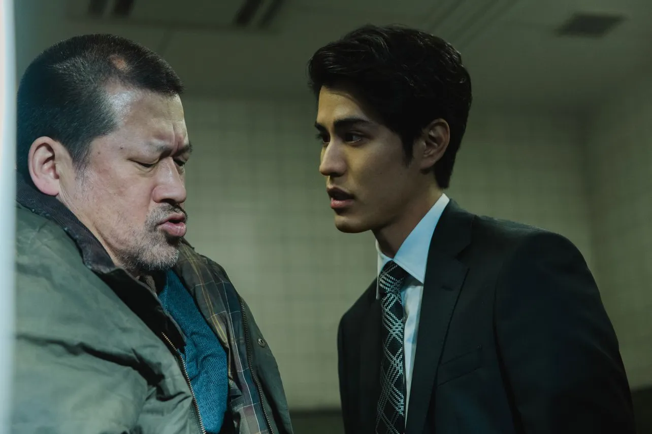 スズキタゴサク(佐藤二朗)と見張り役の伊勢(寛一郎)